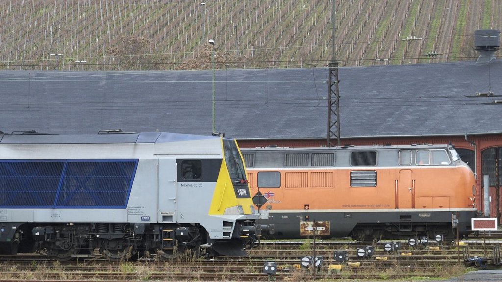 Generationentreffen:
Voith Maxima 30CC und V200 der Bocholter Eisenbahn abgestellt im Bahnhof Wrzburg am 12.12.2010.