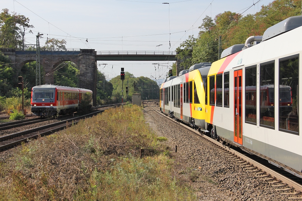 Generations-Treffen: W�hrend 628 562 lr in Richtung Norden durch Eichenberg rauscht, kommen ihm drei HLB Lint-Einheiten in Richtung S�den entgegen. Letztere erhalten noch die Ehre, separat auf einem Bild gezeigt zu werden. Aufgenommen am 16.09.2011.
