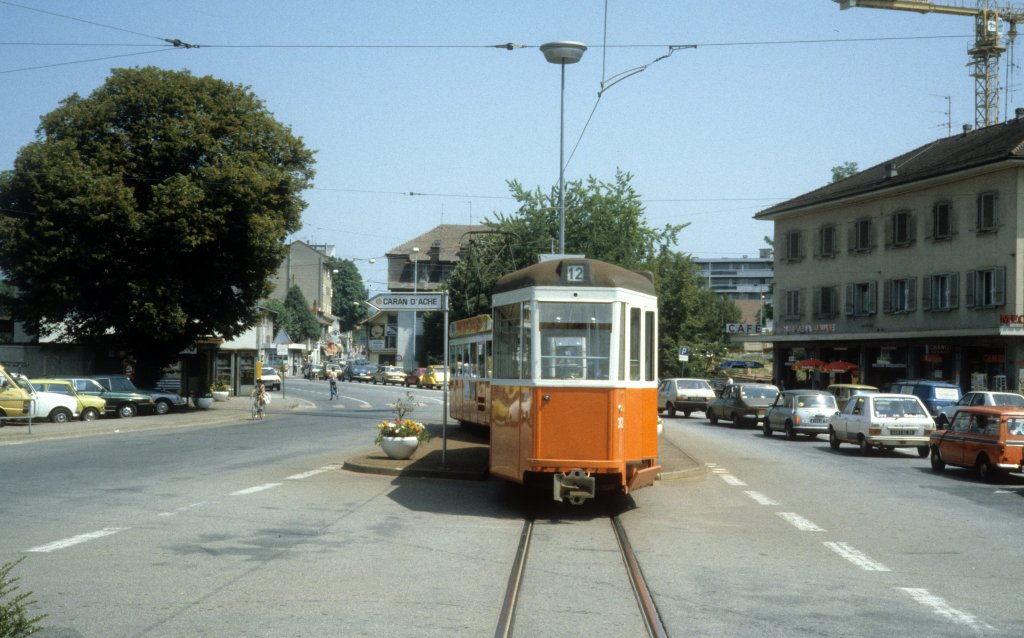 Genve / Genf TPG Tram 12 (B 312) Moilllesulaz, Rue de Genve am 16. Juli 1983.