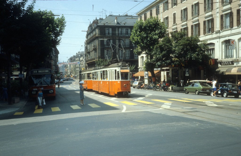 Genve / Genf TPG Tram 12 (Be 4/4 713) Rue de Rive am 16. Juli 1983.