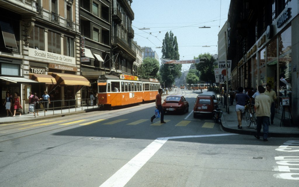Genve / Genf TPG Tram 12 (Be 4/4 704) Rue de Rive am 16. Juli 1983.
