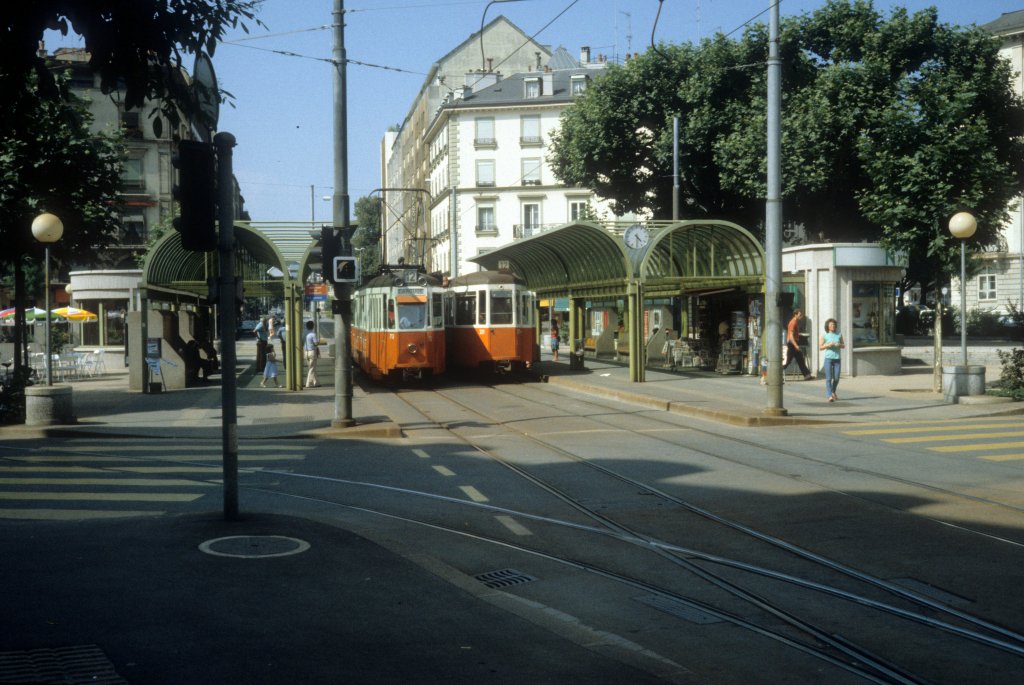 Genve / Genf TPG Tram 12 (Be 4/4 713 / B 321) Rond-Point de Plainpalais am 16. Juli 1983.