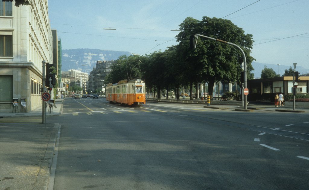 Genve / Genf TPG Tram 12 (Be 4/4 705) Boulevard Georges Favon am Abend des 16. Juli 1983. - Der Zug fhrt auf dem Betriebsgleis zwischen Rond-Point de Plainpalais und dem Dpt Jonction.