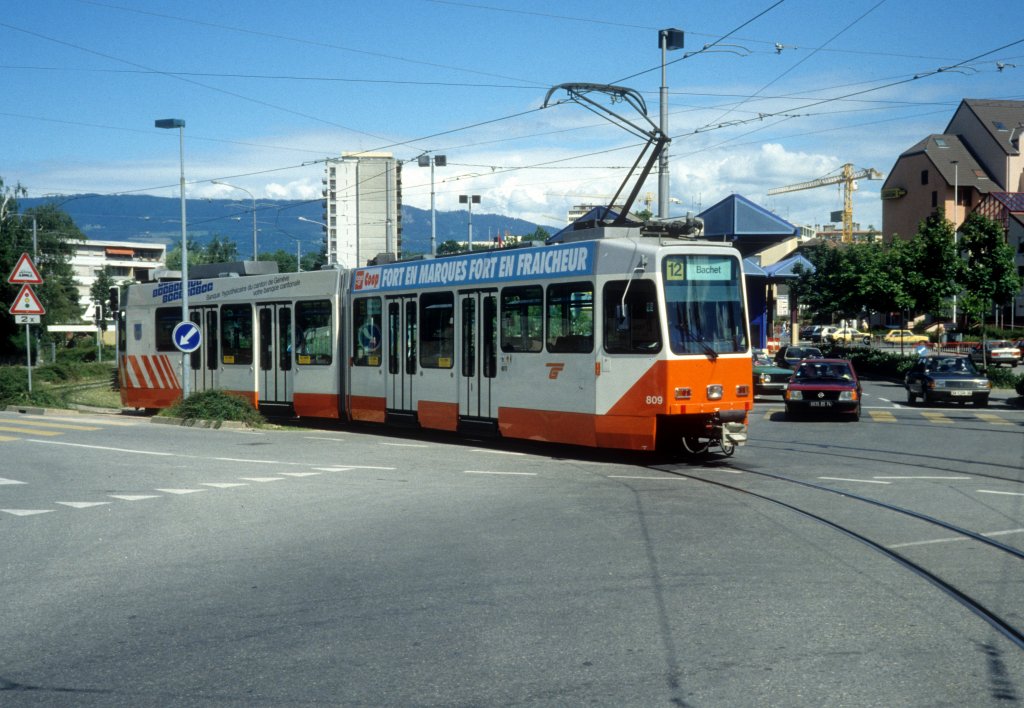 Genve / Genf TPG Tram 12 (ACMV/Dwag/BBC-Be 4/6 809) Moillesulaz, Rue de Genve am 8. Juli 1990.