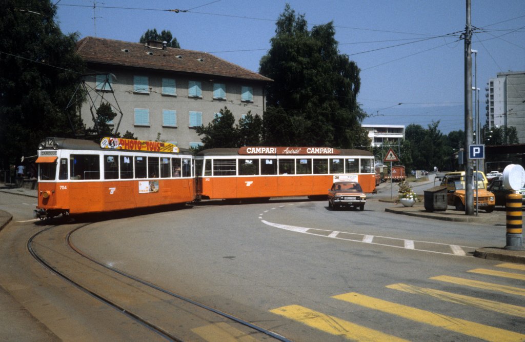 Genve / Genf Tram 12 (Be 4/4 704) Moillesulaz, Chemin du Foron / Chemin tienne-Chennaz am 16. Juli 1983.