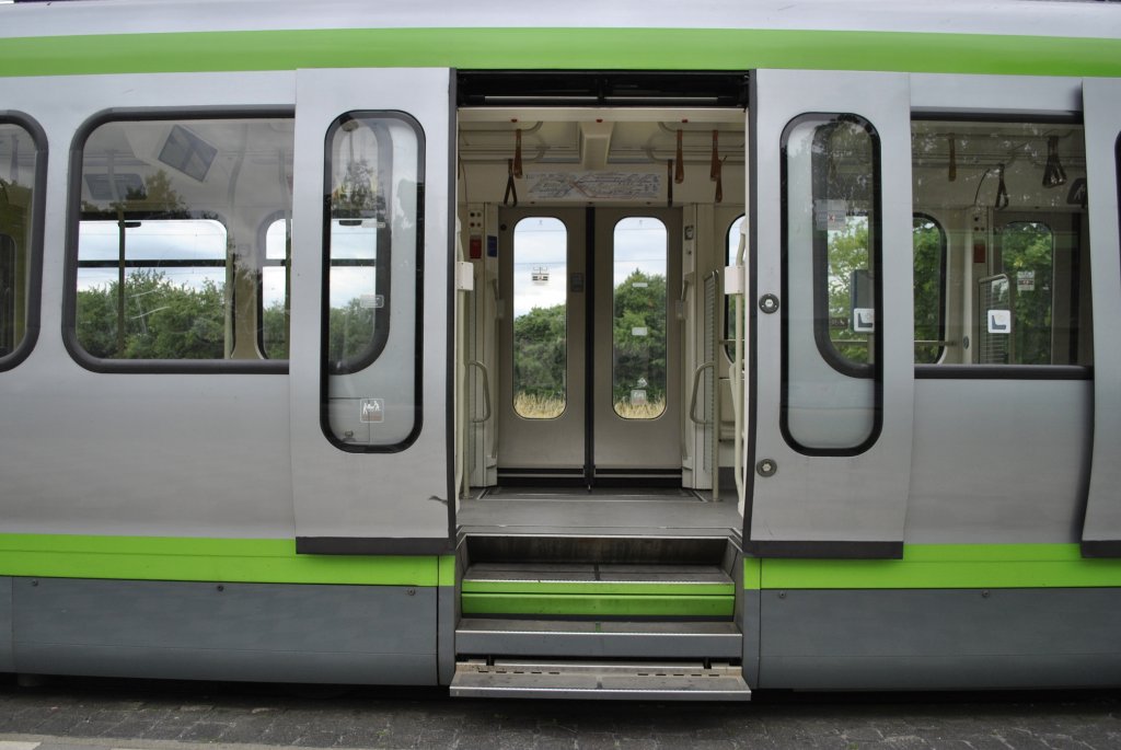 Geffente Tren mit ausgefahrenden Trittstuffen eines TW 2000/2500 an der Haltestelle Laatzen, am 13.06.2011.
