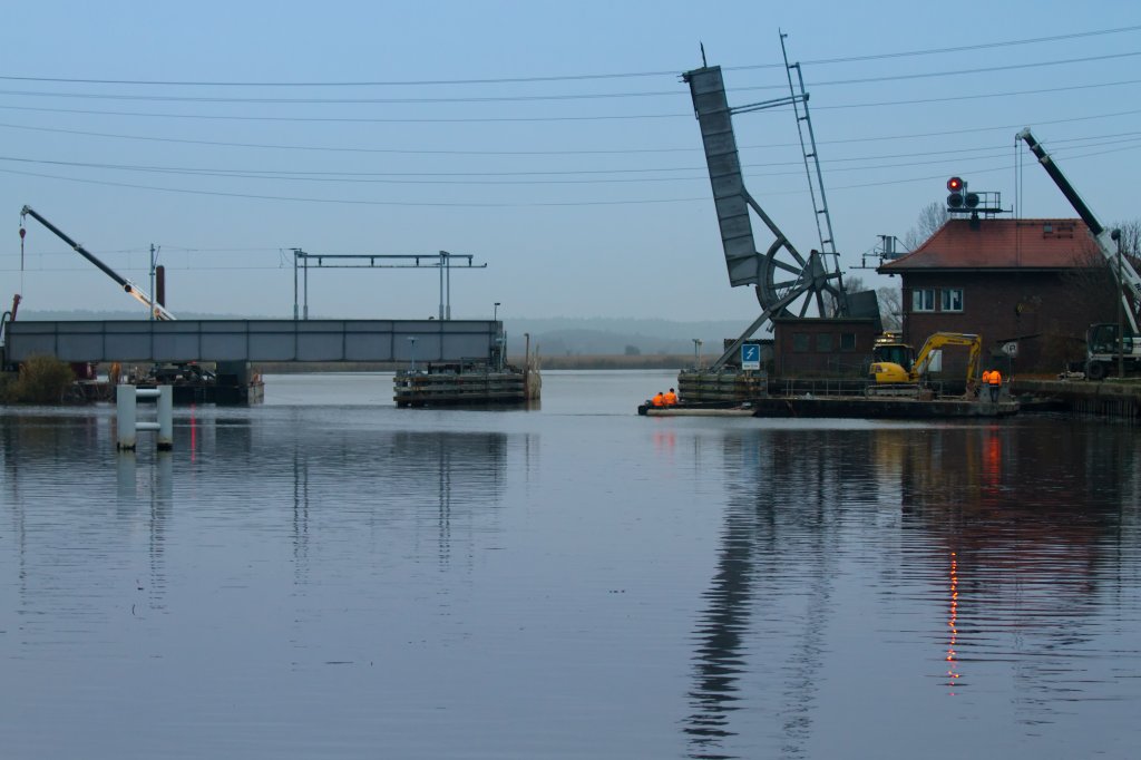 Geffnete Eisenbahnbrcke in Anklam zur Durchfahrt einer Arbeitsplattform. - 15.11.2011