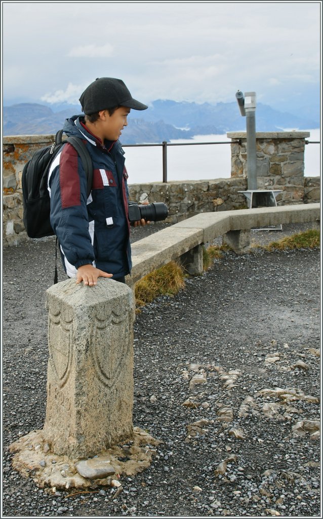 Geografiestunde auf hchstem Niveau: Andreas Handflche berhrt gerade drei Kantone. Er selbst steht Kanton Bern, ich als Fotograf auf der Grenzlinie der Kanotone Obwalden und Luzern.
Bahnbilder Gipfeltreffen vom 29./30 Sept. 2012