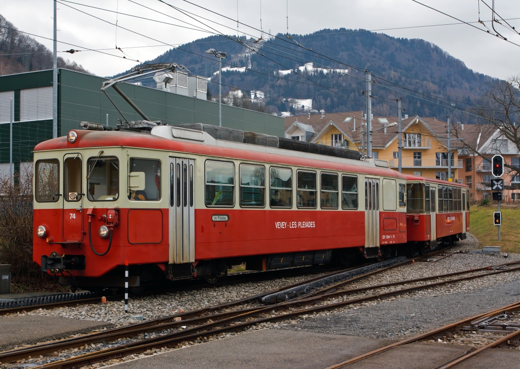 Gepcktriebwagen BDeh 2/4 Nr. 74 mit Steuerwagen Bt 221 der MVR (Transports Montreux–Vevey–Riviera) ex CEV (Chemins de fer lectriques Veveysans) fhrt am 26.02.2012 in den Bahnhof Blonay ein. Er kommt gerade vom Les Pliades (1.360 m . M.). Der Triebwagen hat eine Hchstgeschwindigkeit bei Adhsion von 50 km/h und mit Zahnrad 16 km/h.