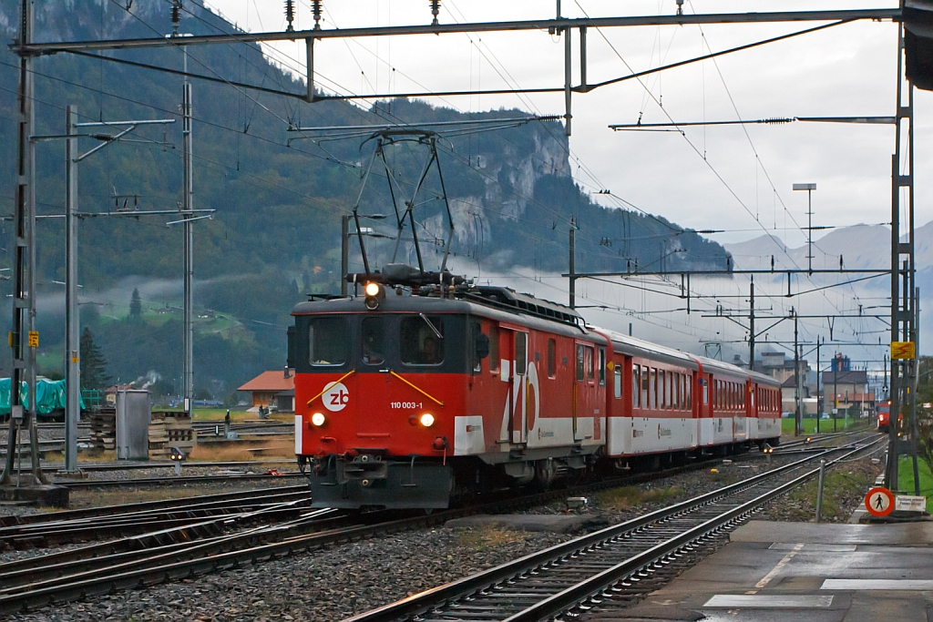 Gepcktriebwagen De 110 003-1 (ex Deh 4/6 - 910 ) der zb (Zentralbahn) mit Regionalzug kommt am 29.09.2012 von Interlaken Ost und fhrt gleich in den Bahnhof Meiringen ein.