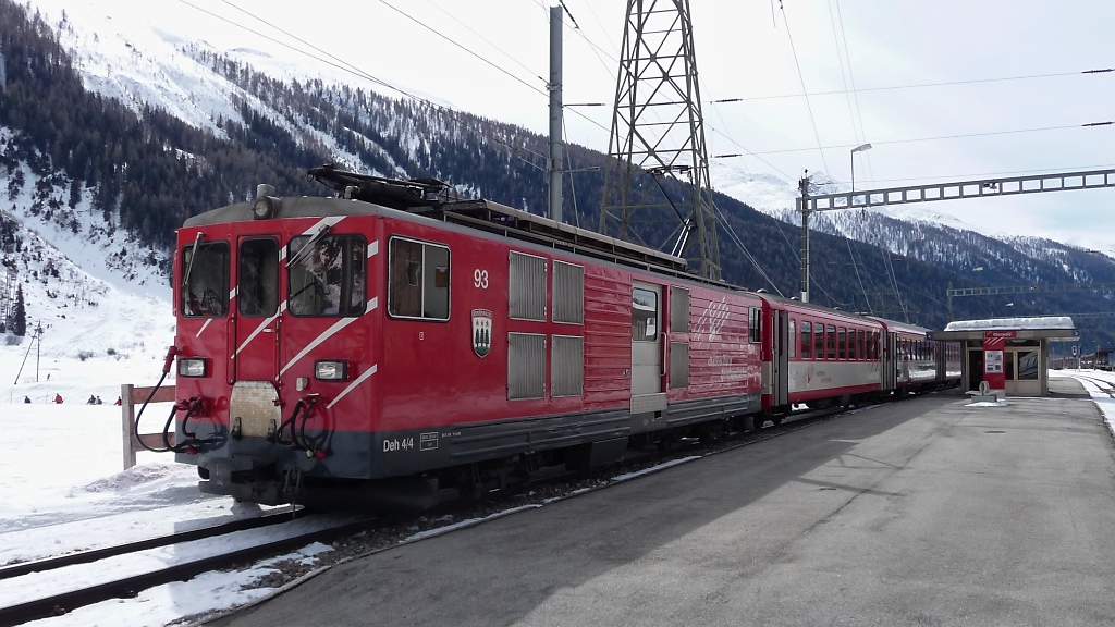 Gep�cktriebwagen Deh4/4 Nr. 93  Oberwald  h�lt im gleichnamigen Bahnhof (17.3.2010)