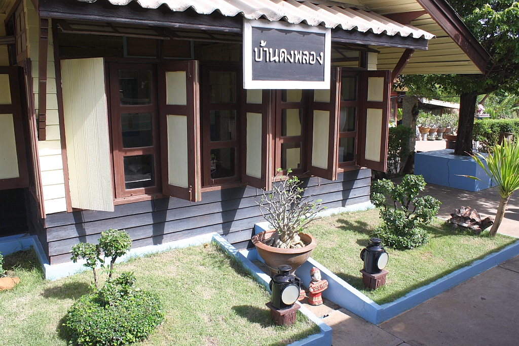 Gepflegte Anlage im Bf. Ban Dong Phlong, 16.Juni 2011.