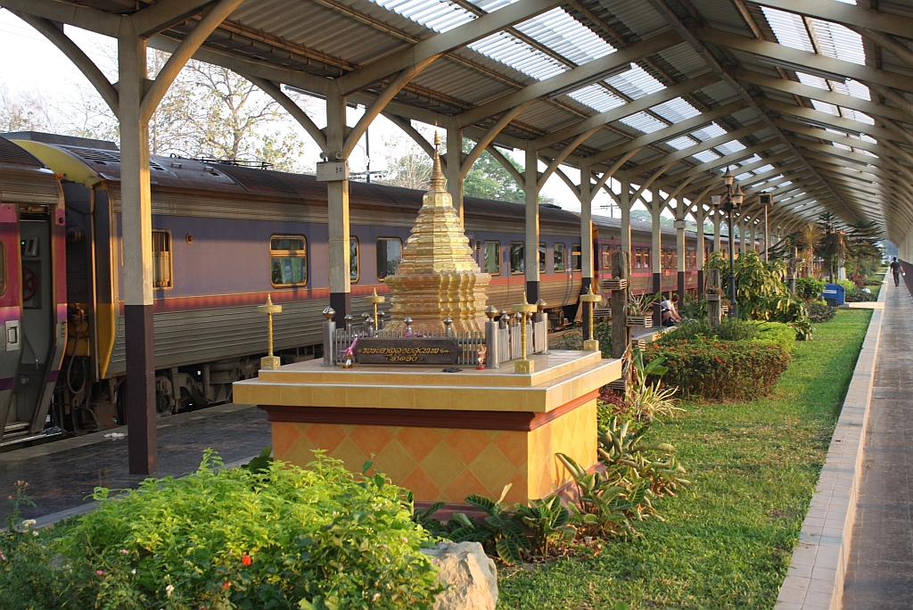 Gepflegte Bahnsteiganlage im der Chiang Mai Station am 16.März 2012. Im Hintergrund der in 10 Minuten abfahrende SP EXP 2, ein reiner Schlafwagenzug.