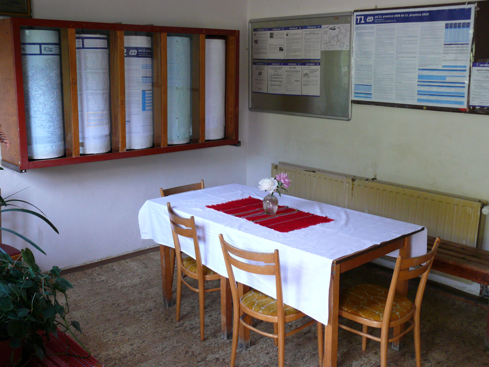 Gepflegter Warteraum im Bahnhof Doln leb (vormals: Niedergrund (Elbe)); 23.06.2010
