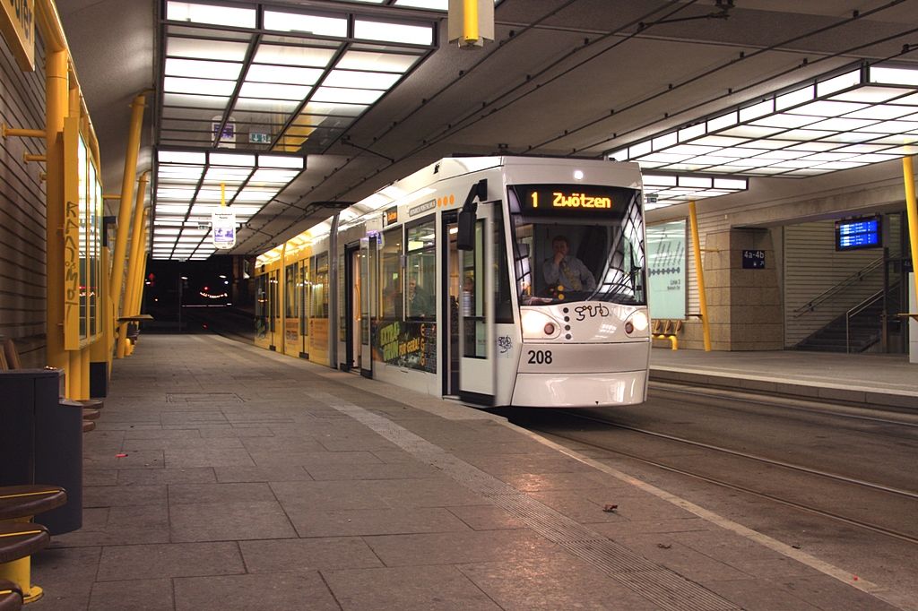 Gera - GVB/Linie 1 - 208 an der Hst. Hauptbahnhof/Theater am 13.04.2008
