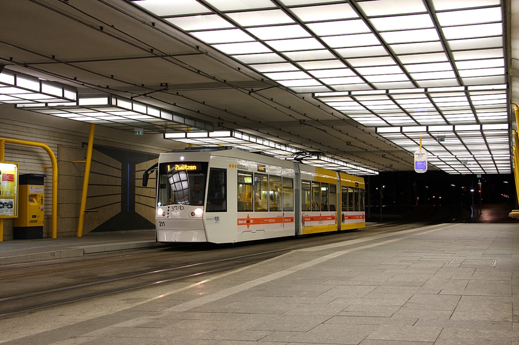 Gera - GVB/Linie 1 - 211 an der Hst. Hauptbahnhof/Theater am 13.04.2008 