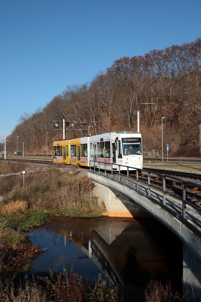 Gera - GVB/Linie 1 - unmittelbar bevor 201 die Hst. Pforten erreicht mu noch der Gessenbach berquert werden. (29.11.2011) 
