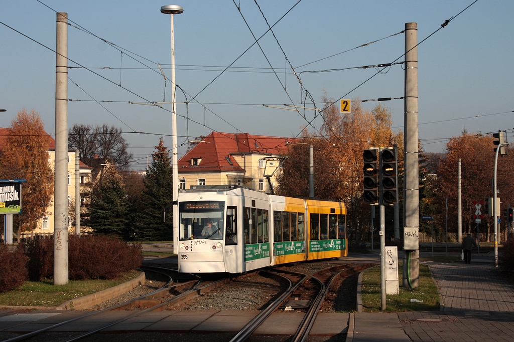 Gera - GVB/Linie 2 - 206 befhrt am 08.11.2011 das Gleisdreieck vor der Hst. Fugngerbrcke, aus Richtung Bahnhof Zwtzen kommend.