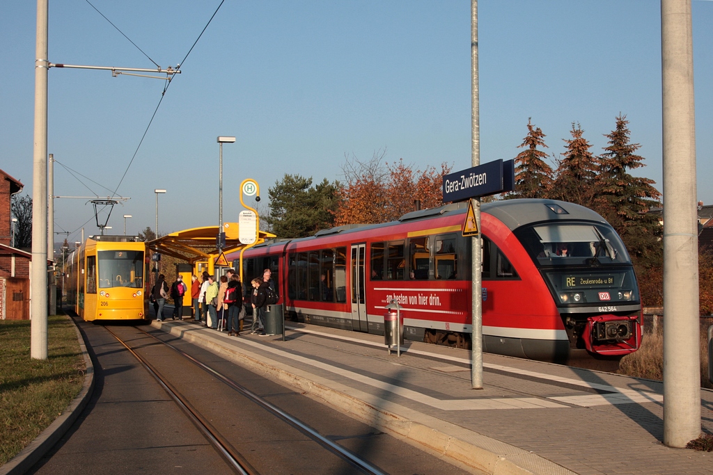 Gera - GVB/Linie 2 - an der Hst. Bahnhof Zwötzen wartet 206 auf den Anschlußbus der Linie 16 aus Liebschwitz, gegenüber steht am Bst. des Hp Gera-Zwötzen 642 564/064 als RB16475 nach Zeulenroda. (08.11.2011)