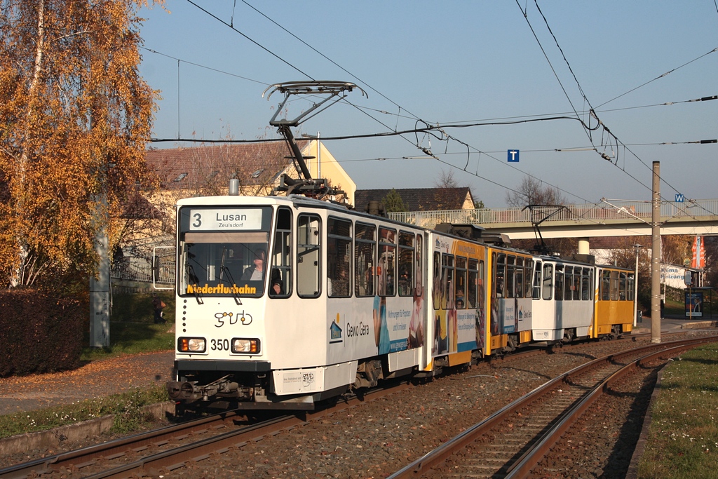 Gera - GVB/Linie 3 - 350+360 bei Hst. Fugngenbrcke am 08.11.2011. Bei der 350 handelt es sich um einen der 6 KTNF8 die durch Einfgen eines Niederflurmittelteils, in den Jahren 1999 - 2003, aus KT4D umgebaut wurden.