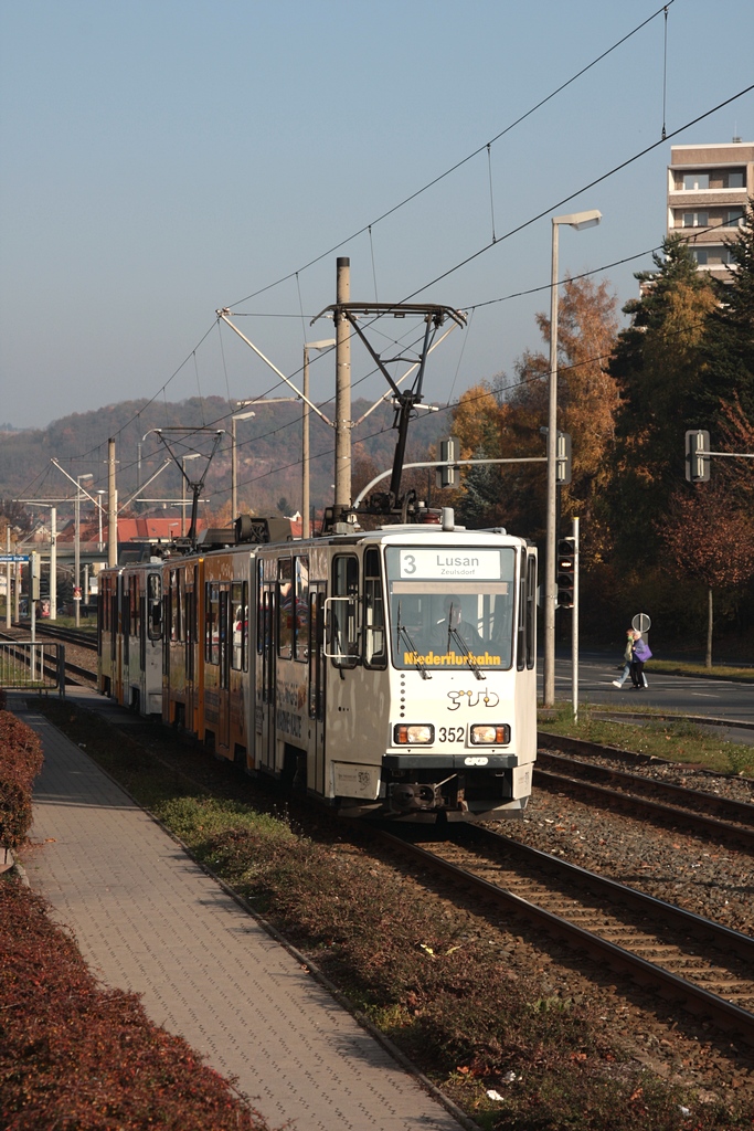 Gera - GVB/Linie 3 - Ein Straenbahnzug, bestehend aus KTNF8 352 + KT4D 362, fhrt am 08.11.2011 zw. den Hst. Fgngerbrcke und Lusan/Laune nach Zeulsdorf.
