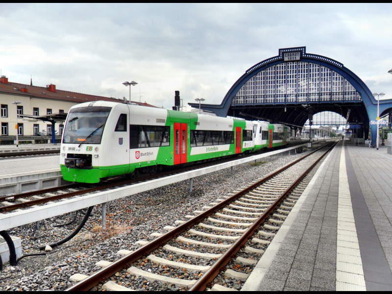 Gera Hbf.

Die ELSTER SAALE BAHN hat von Stadler noch nicht alle bestellten RS bekommen. Daher wird die EB 37492 Gera Hbf- Weimar am 11.08.12 durch VT 001  Stadt Erfurt /VT 127 der S�d Th�ringen Bahn (STB) gebildet.
(03.11.2012)