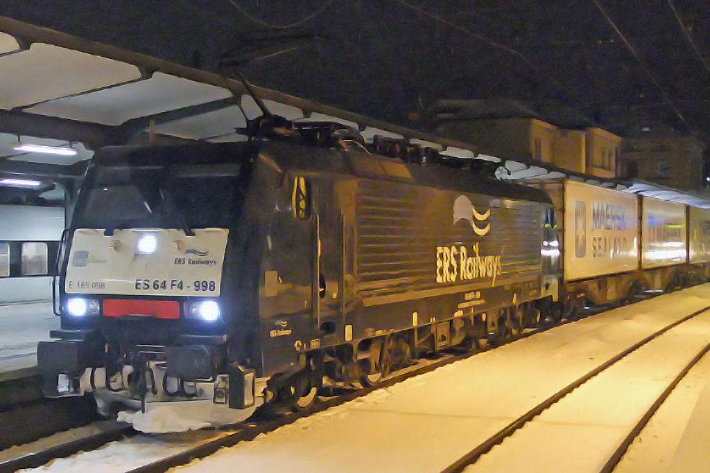 Gerade als ES64F4-998 (BR189) in den Mainzer Hbf. Einfuhr und halten mute fing es natrlich wieder leicht an zu schneien 17.12.2010 