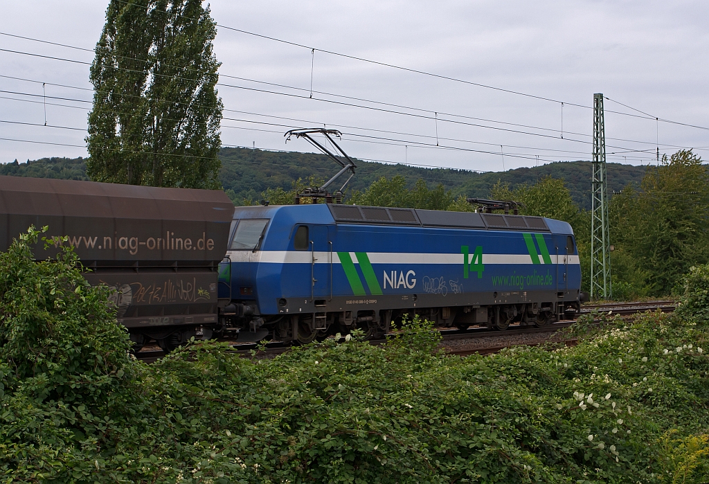 Gerade als ich ging, kam die neue NIAG Lok 14 (145 066-5) mit leerem Kohle-Ganzzug fhrt am 11.08.2011, auf der rechten Rheinstrecke, bei Unkel in Richtung Norden.