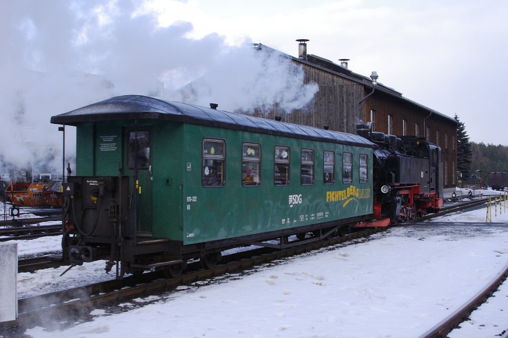 Gerade ist am 30.12.2012 im Bahnhof Oberwiesenthal ein Waggon vom soeben eingetroffenen P1005 abgekuppelt worden und wird jetzt von 99 786 aufs Abstellgleis bugsiert. Kurz darauf wird der Zug unter Nummer P1008 und Traktion durch 99 786 zurck nach Cranzahl fahren.