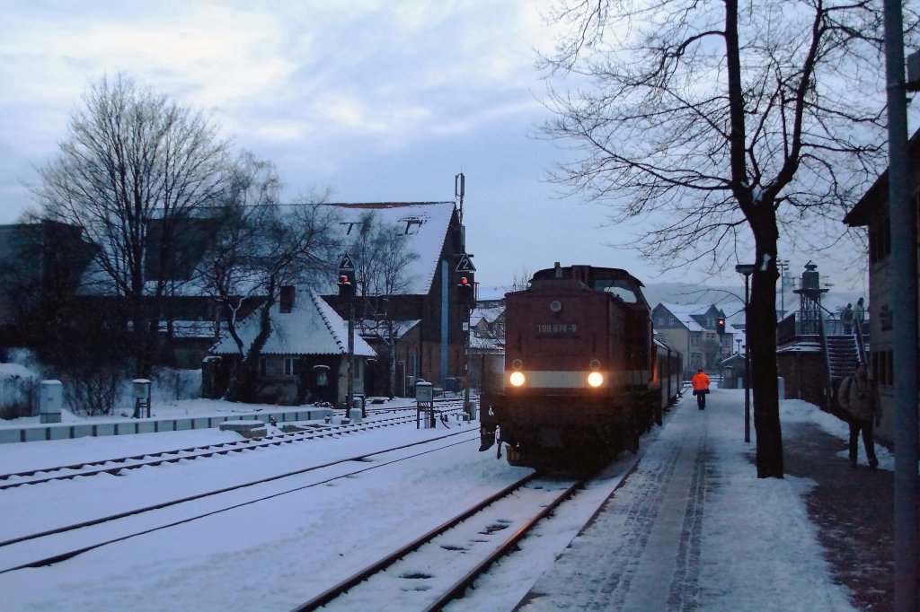 Gerade ist am Abend des 26.01.2013 noch 199 874 mit einem Sonderzug aus Eisfelder Talmhle im Bahnhof Wernigerode eingefahren.