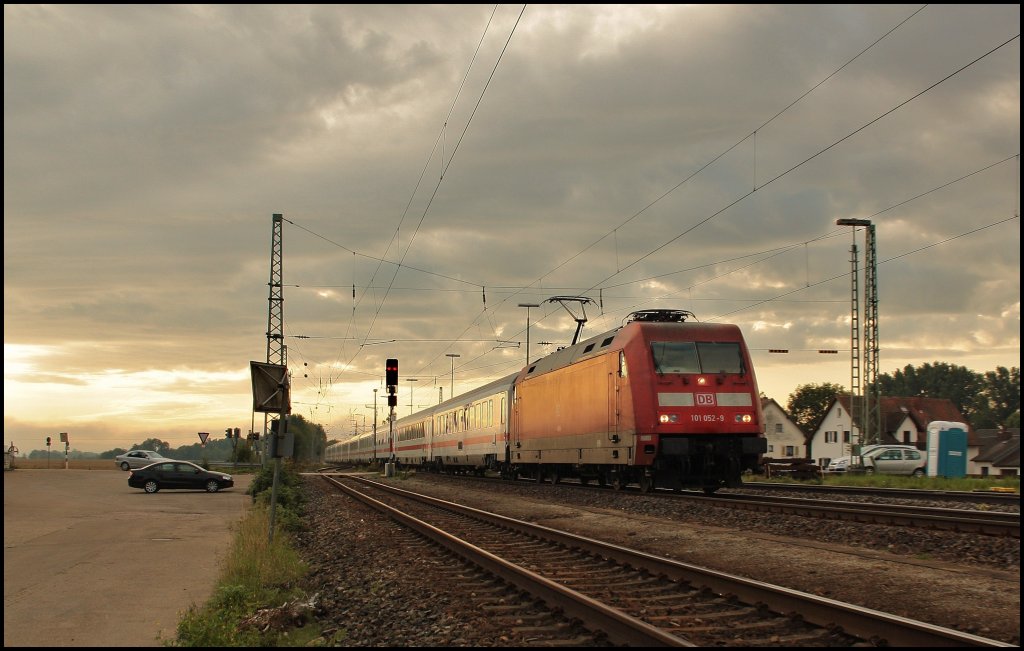 Gerade aufgestanden schaut 101 052 -9 noch bl�d aus der W�sche. So gesehen am IC 2024 von Passau nach Hamburg-Altona. (18.09.2010, Mangolding)