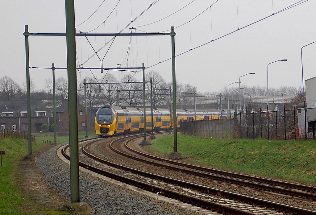 Gerade fhrt ein IC aus Roermond aus in Richtung Maasbrcke. 20.2.2011