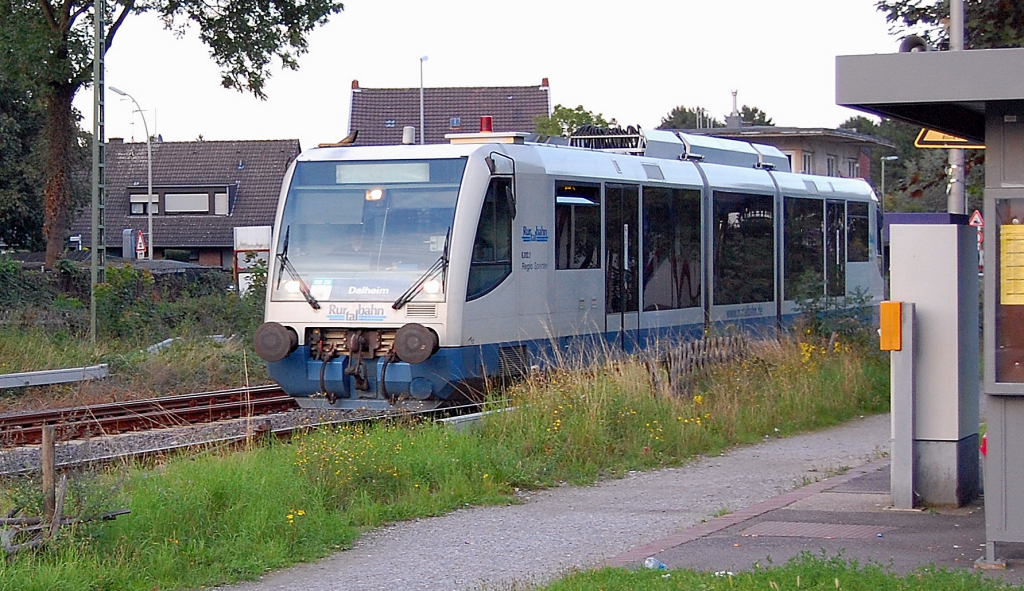 Gerade fhrt VT 6.012 der Rurtalbahn in Rheindahlen ein. 6.9.2010