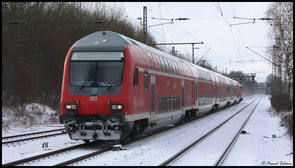 Gerade in Geilenkirchen einfahrend, der RE4 mit 5 Dostos und der 111 111 als Schublok.
Aufgenommen am 30.01.10 um 10:36 Uhr