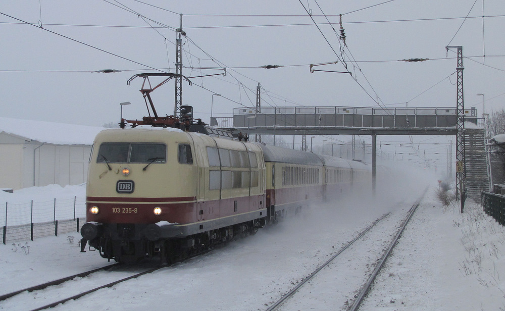 Gerade in Golen angekommen sprang das Signal auf Grn. Und es kam die berraschung des Tages: Die dickbuchige 103 235-8 mit einem TEE nach Dresden. 29.12.2010