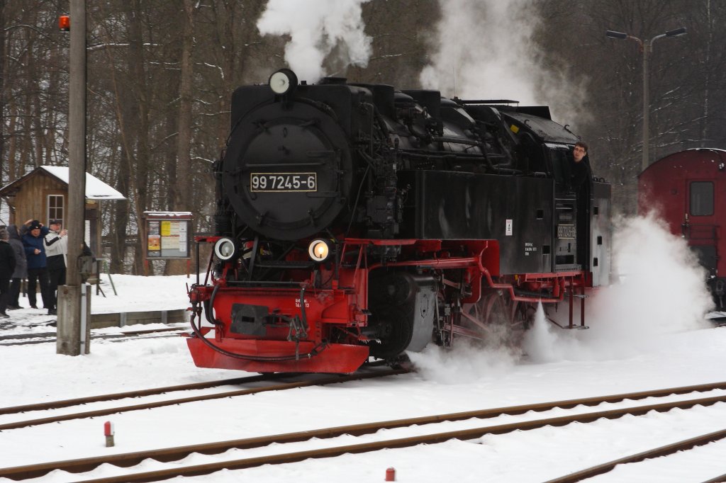 Gerade hat 99 7245 am 26.01.2013 im Bahnhof  Eisfelder Talmhle  ihren Sonderzug  Quedlinburger Brockenexpress  verlassen, um ans andere Ende desselben umzusetzen.