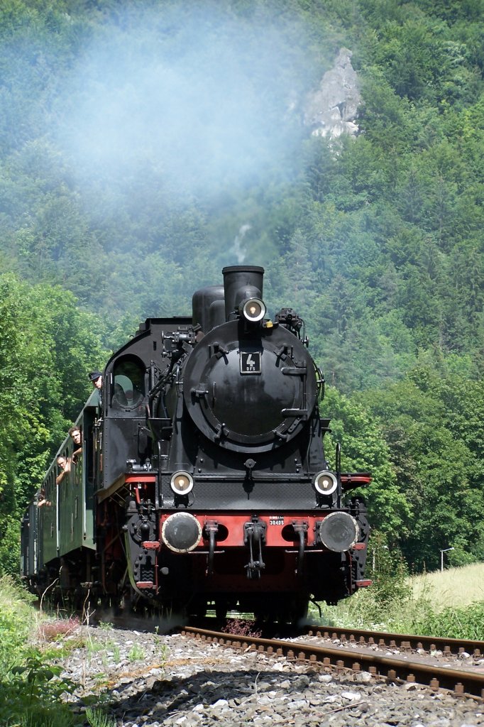 Gerade hat der Dampfzug den Haltepunkt Gweinstein verlassen und wird von der ELNA 6, bei der DFS als Lok 4 bezeichnet, in Richtung Ebermannstadt beschleunigt.