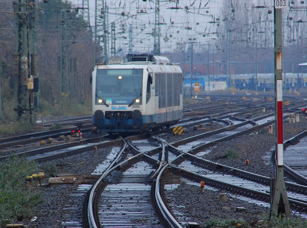 Gerade hat der VT 6.002 das BW Mnchengladbach verlassen und fhrt in die Bahnhofshalle, damit die Passagiere in Richtung Dalheim einsteigen knnen. 27.11.2010