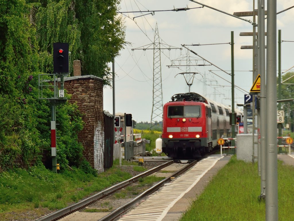 Gerade kreuzt die 111 096 mit ihrem RE4 den Bahn�bergang Seidenweberstra�e am Bahnhof Herrath auf ihrem Weg nach Aachen. 24.5.2013