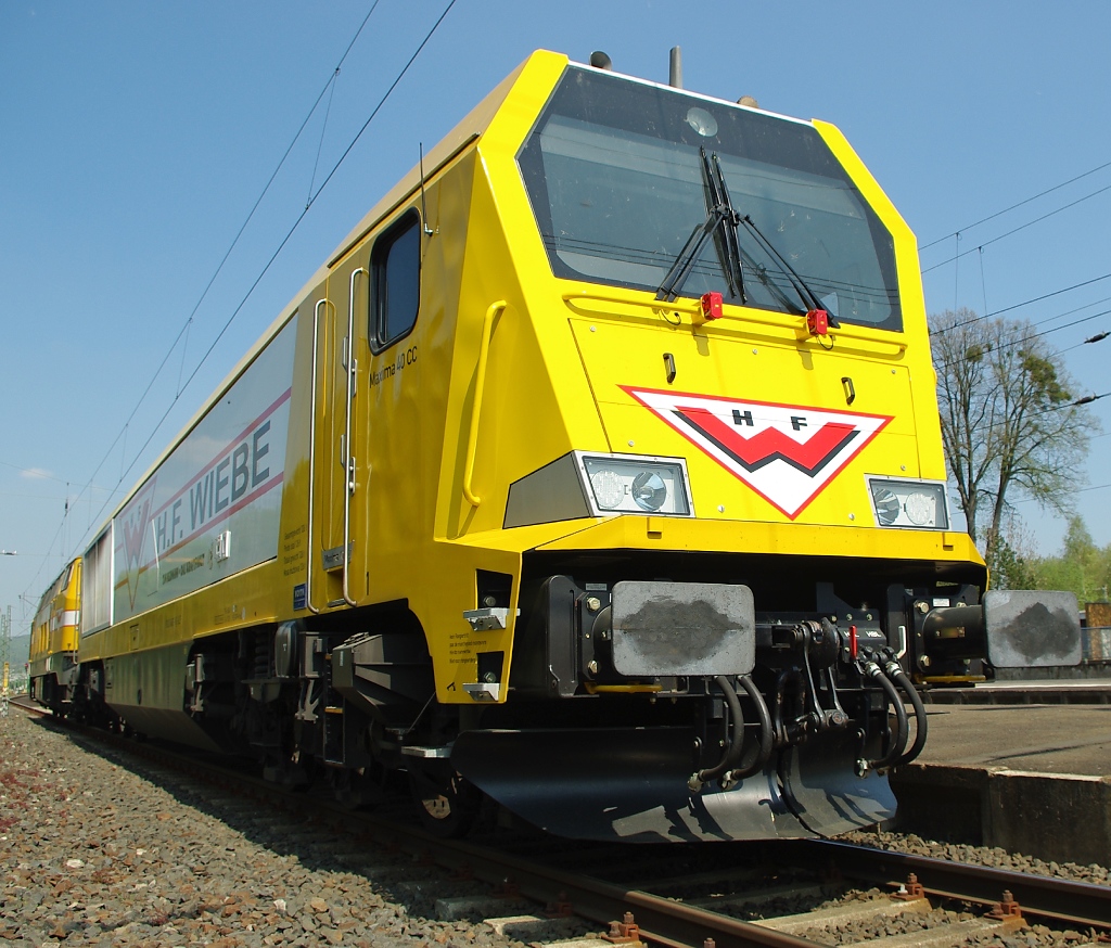 Gerade die Maxima 40CC der Firma Wiebe ist eine imposante Erscheinung. �ber Ostern konnte sie im Bahnhof Eschwege West ausgiebig bestaunt werden. Aufgenommen am 22.04.2011. (Fotostandort: Parkplatz B27 Seite!)