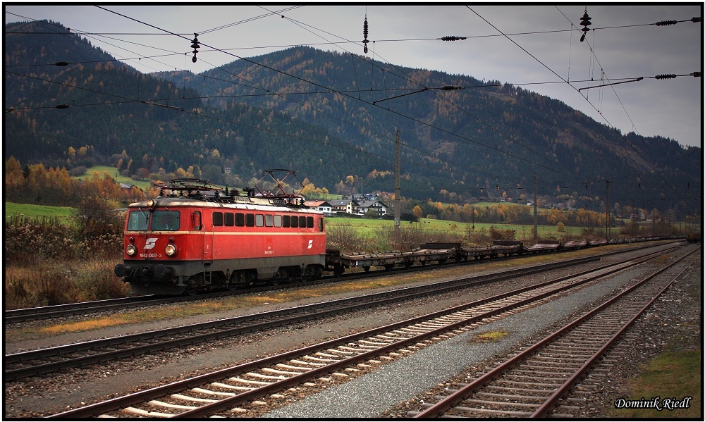 Gerade noch erwischt habe ich die 1042 007 mit dem 47261 im Bahnhof Kraubath. 02.11.2010