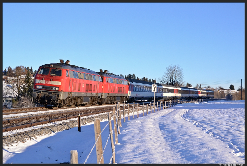 Gerade noch mal Glck gehabt hatten wir bei diesen Bild, denn die Sonne krabbelte nur langsam hinter den Berg hervor und lange Schatten zogen sich noch ber Felder und Gleise...
Nach vielen Minuten des Bangen und Hoffen kamen dann noch gerade soo die 218 444-8 und die Schwesterlok mit ihrem EuroCity im die Ecke.
Aufnahmedatum: 23. Januar 2013