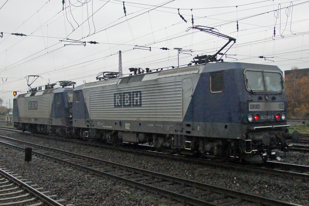 Gerade in Oberhausen Osterfeld-S�d angekommen rauschten diese beiden RBHs im str�menden Regen vorbei mir blieb nur dieser Nachschu� 10.11.2010