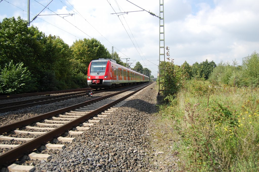 Gerade passiert 422 027-3 als Sonderzug lt. Zielanzeiger die Weiche des Ausweichgleis in Korschenbroich, wo wegen eingleisigen Betriebes der Gegenzug schon wartet. 4.9.2010