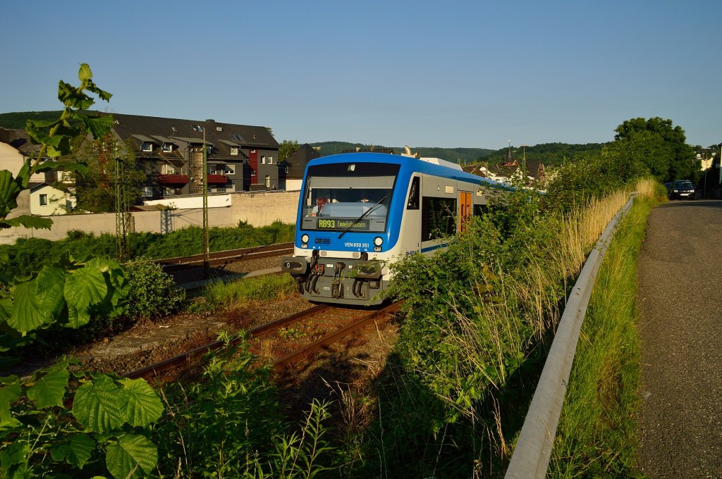 Gerade ist die RB 93 in die Steigung nach Emmelshausen eingefahren als der VT 650 351 seinen Kopf aus den B�schen streckt. Hier ist er mit seinem Bruder 650 352 in Doppeltracktion zu sehen. Sonntag 7.7.2013