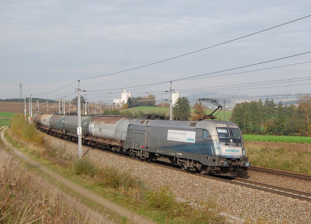 Gerade rechtzeitig bei der Durchfahrt der 1116 038 ist
die Sonne herausgekommen.Katzbach 23.10.2010