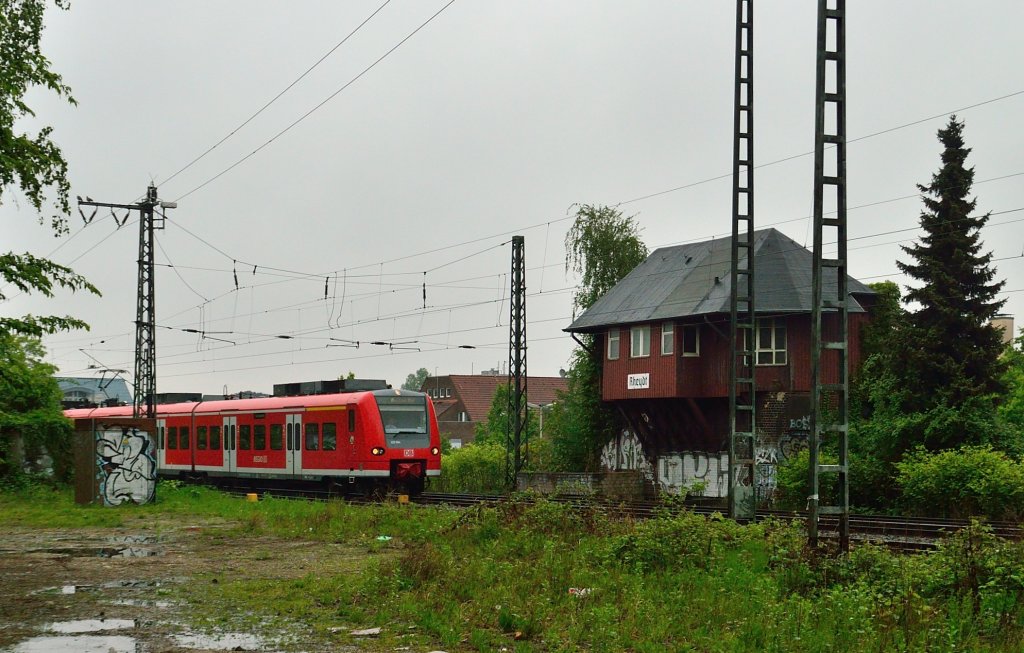 Gerade ist der Steuerkopf des 425 604 bei der Einfahrt in den Rheydter Hbf zu sehen, die RB 33 passiert gleich das ehemalige Stellwerk Rpn und hlt dann an Gleis 3, bevor sie ihren Weg nach Aachen Hbf weiter verfolgt. 16.5.20132