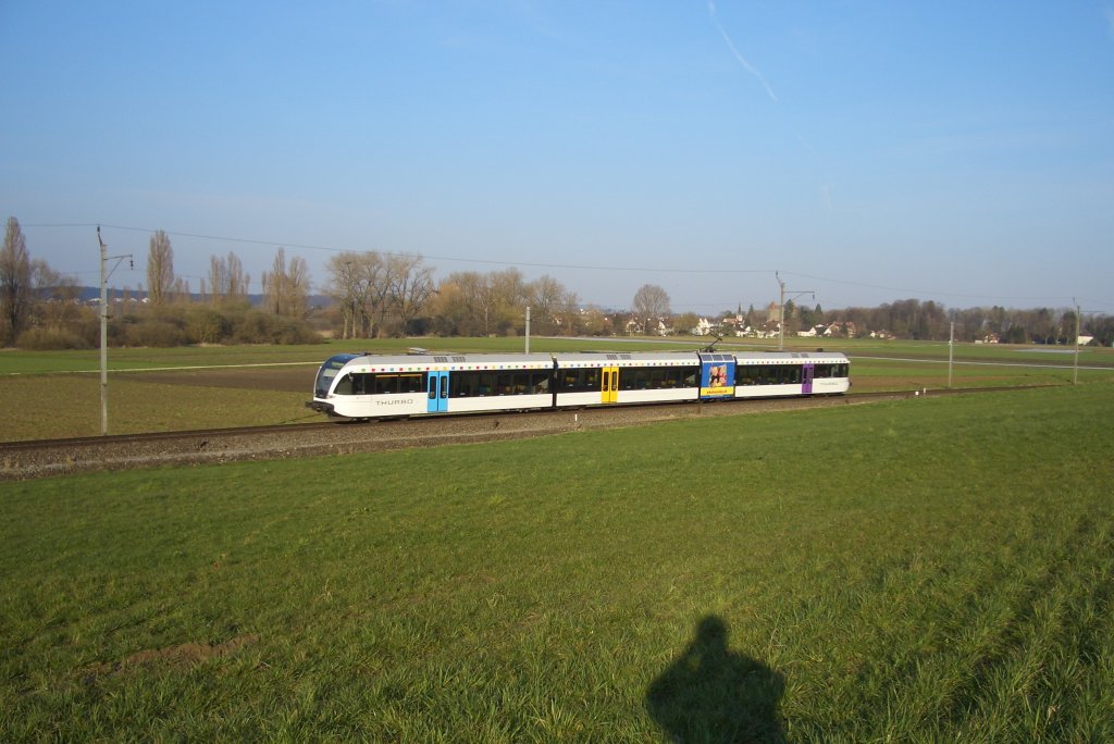 Gerade in Tgerwilen-Gottlieben abgefahren, fhrt die S3 nach Schaffhausen weiter. Im Hintergrund ist Gottlieben zu sehen.
Dieser Zug trgt noch Photocolor-Werbung, was heute auch Geschichte ist.
Auch des Fotografs Schatten wurde (unabsichtlich) ins Bild eingebracht...
25.03.07.