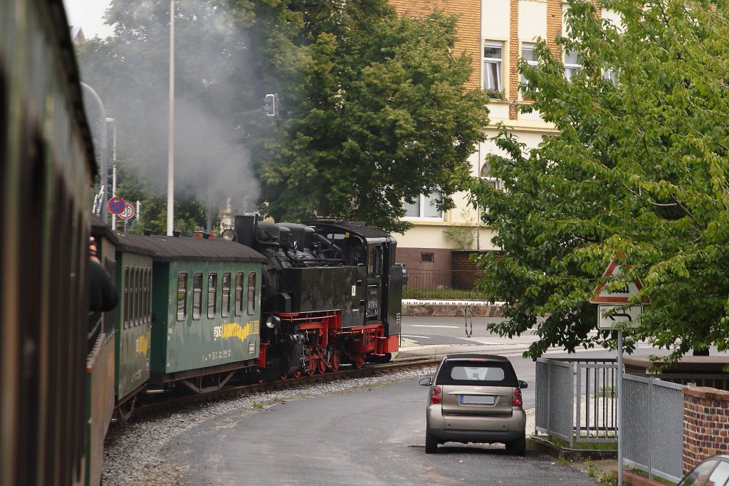 Gerade berfhrt 99 1777 mit P3009 am 31.08.2012 die Straenkreuzung Schildenstrae in Radebeul und wird gleich den Bahndamm der Hauptstrecke Dresden - Leipzig erreichen, welchem sie dann bis zum Endbahnhof Radebeul-Ost folgt.