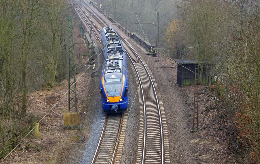 Gerade berquerte Triebzug der Cantusbahn die Eisenbrcke bei Spiekershausen und fhrt weiter Richtung Gttingen (2.3.2012).
